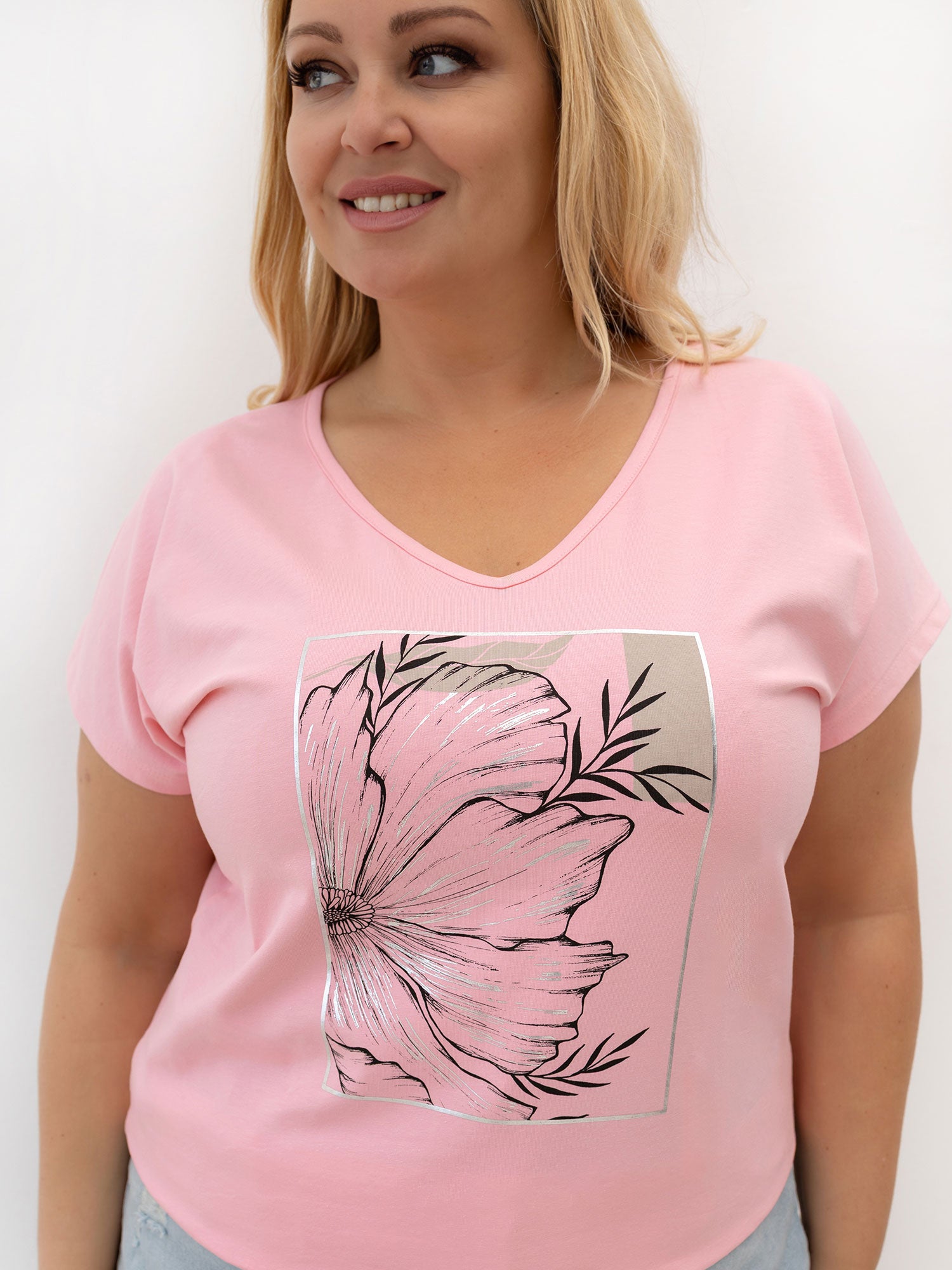 Jasnoróżowy t-shirt plus size z kwiatowym motywem