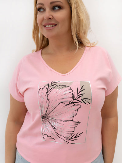 Jasnoróżowy t-shirt plus size z kwiatowym motywem