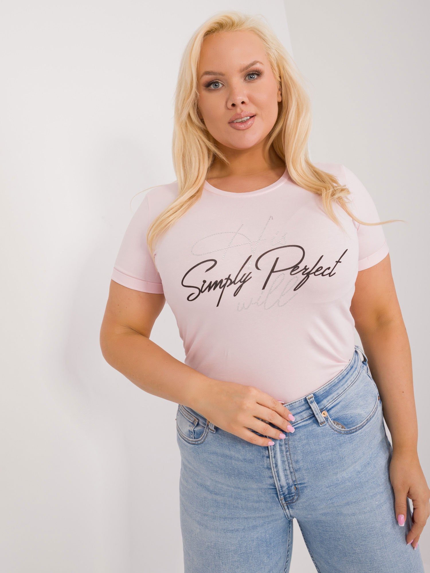 Jasnoróżowy casualowy t-shirt plus size z aplikacją