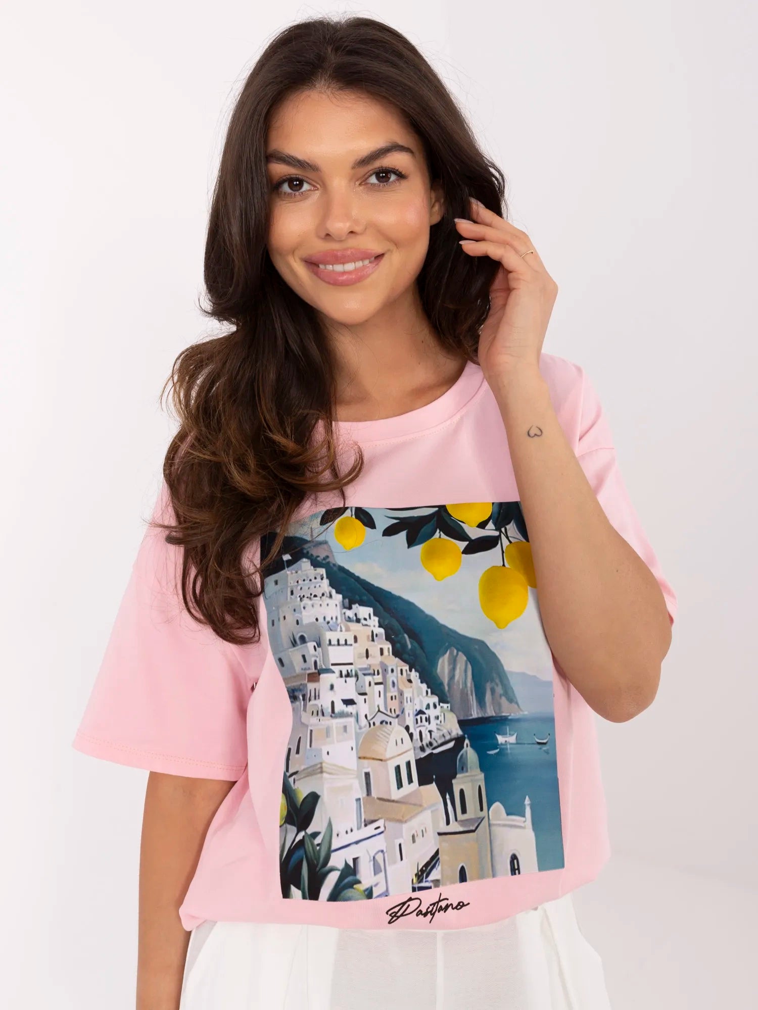Jasnoróżowy t-shirt z włoskim krajobrazem