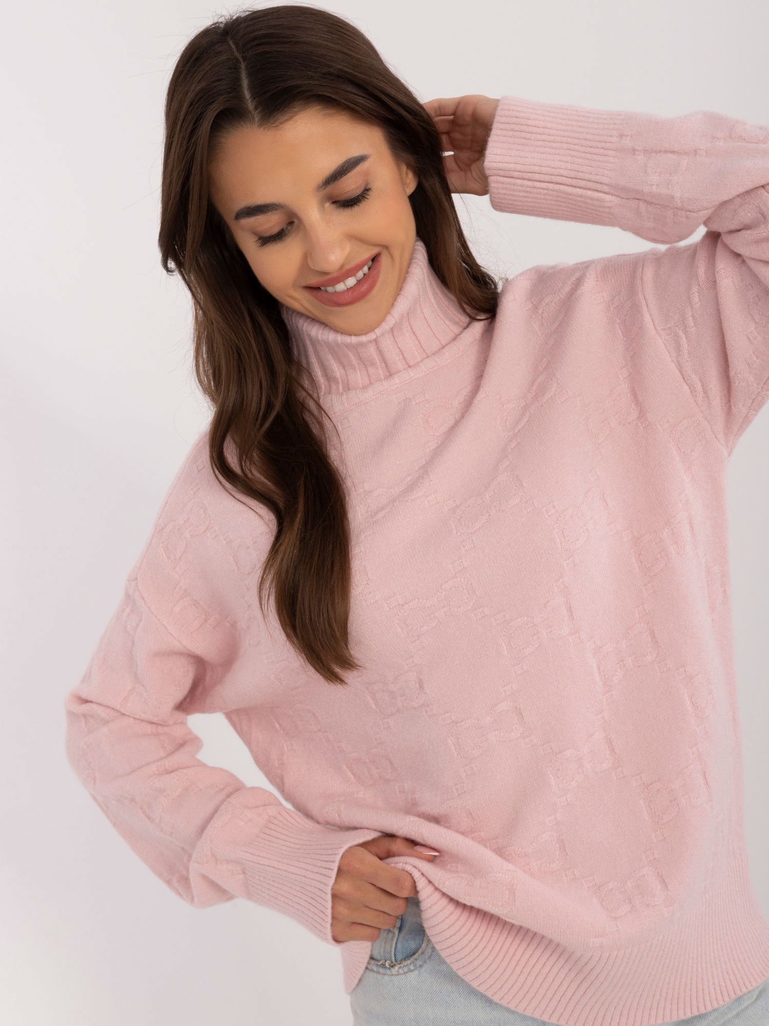 Jasnoróżowy sweter z golfem o kroju oversize