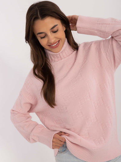 Jasnoróżowy sweter z golfem o kroju oversize