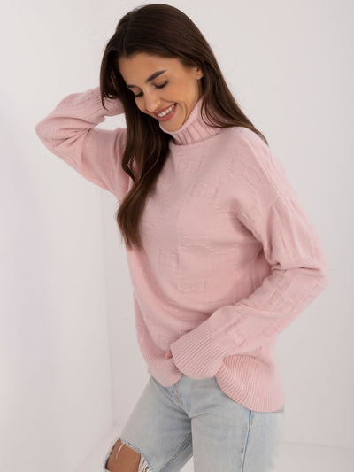 Jasnoróżowy sweter z golfem o kroju oversize