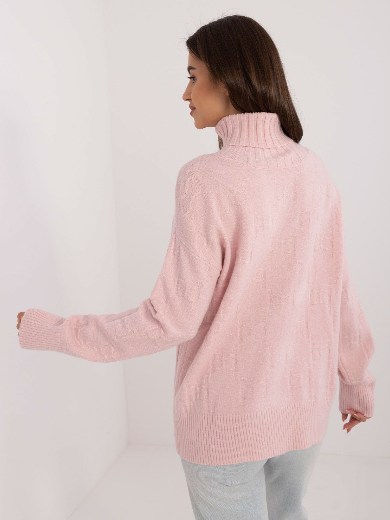 Jasnoróżowy sweter z golfem o kroju oversize