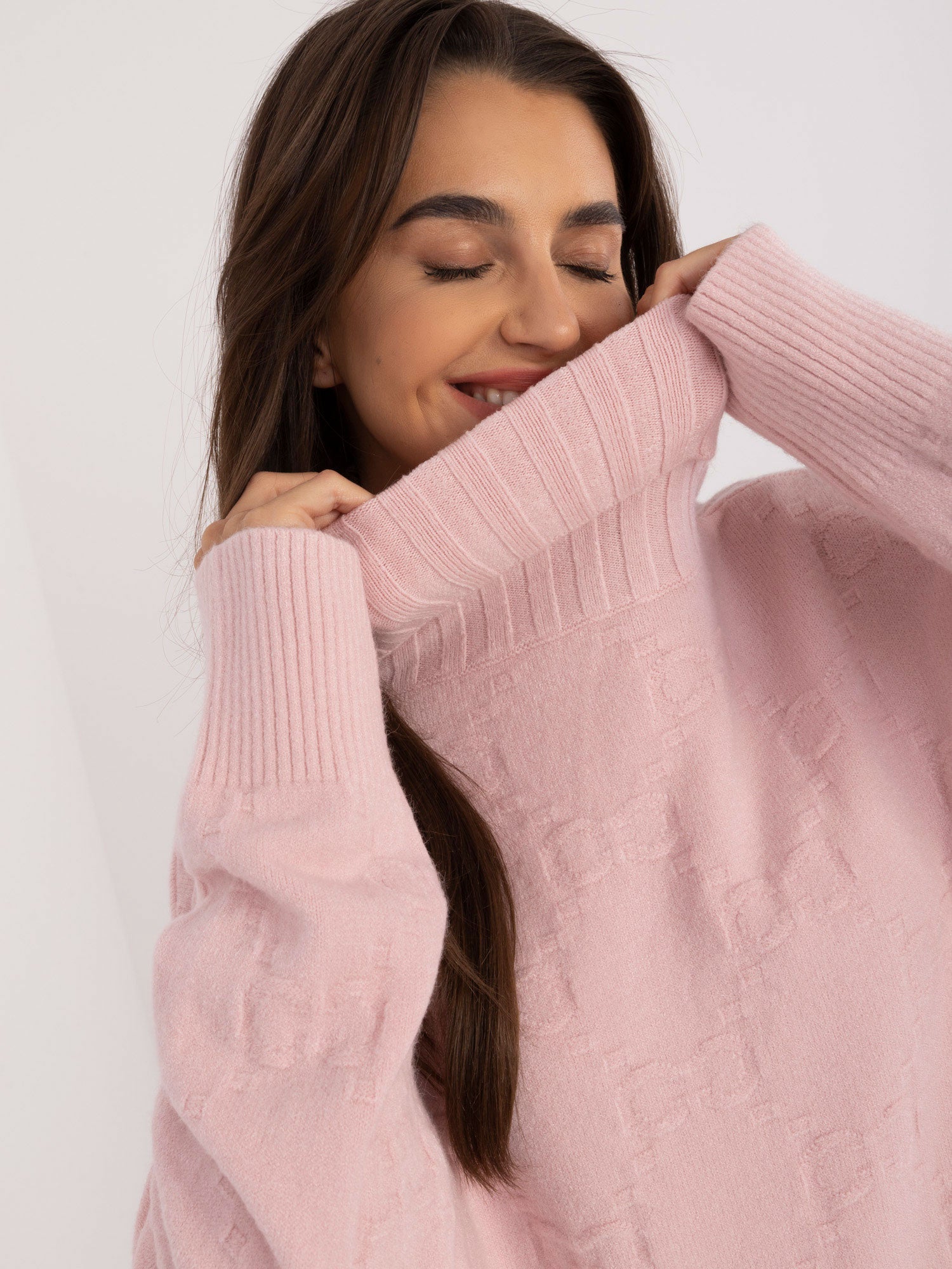 Jasnoróżowy sweter z golfem o kroju oversize