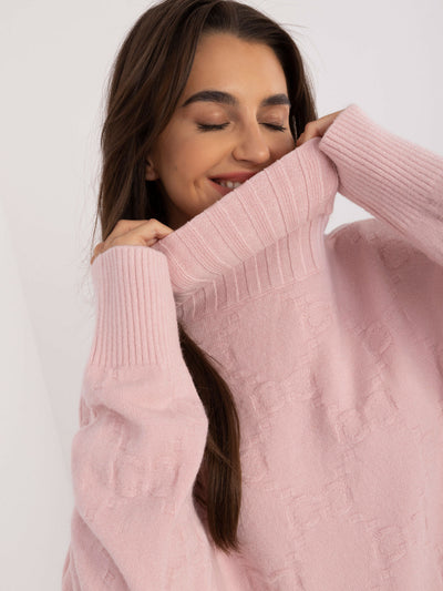 Jasnoróżowy sweter z golfem o kroju oversize