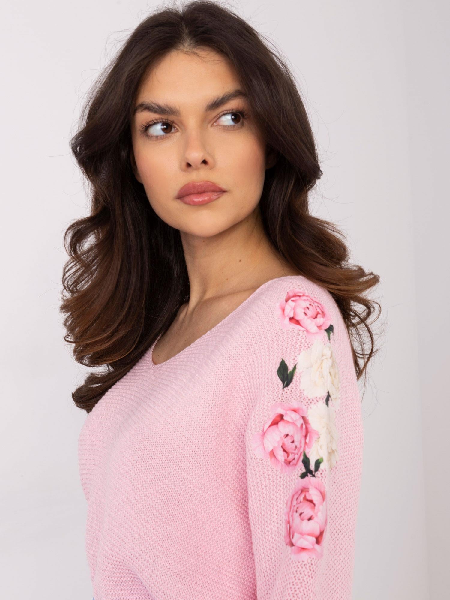 Jasnoróżowy sweter oversize z nadrukiem w kwiaty