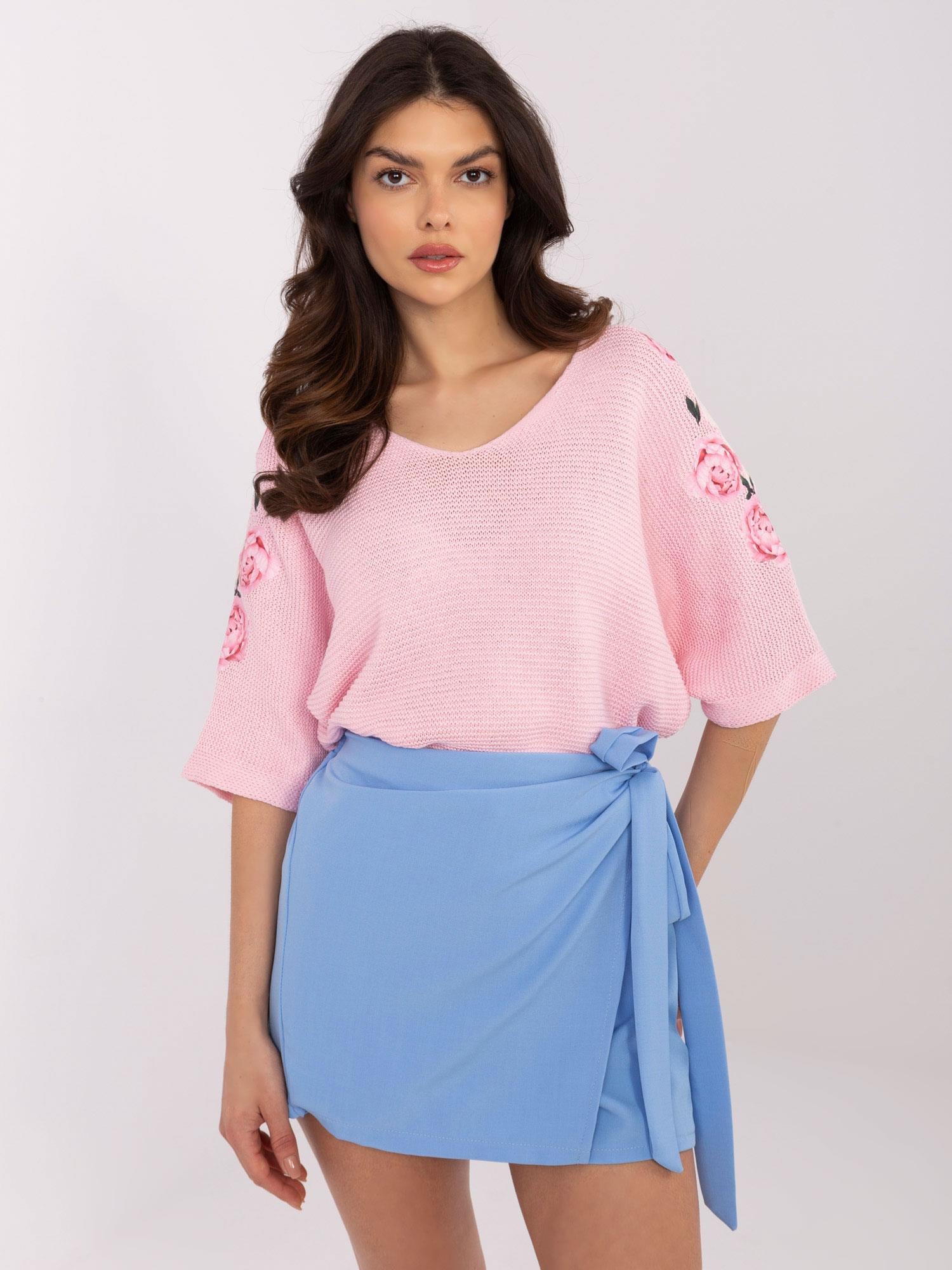 Jasnoróżowy sweter oversize z nadrukiem w kwiaty