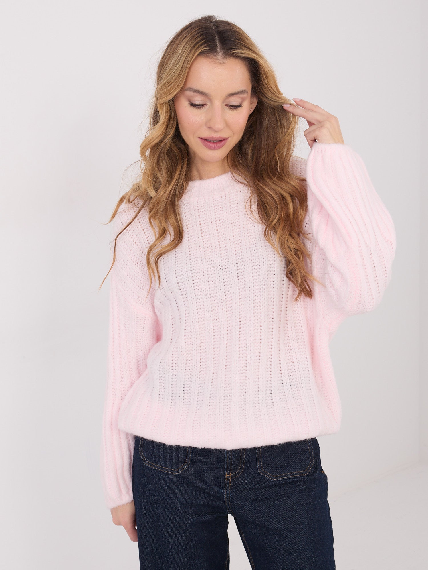 Jasnoróżowy sweter oversize o grubym splocie