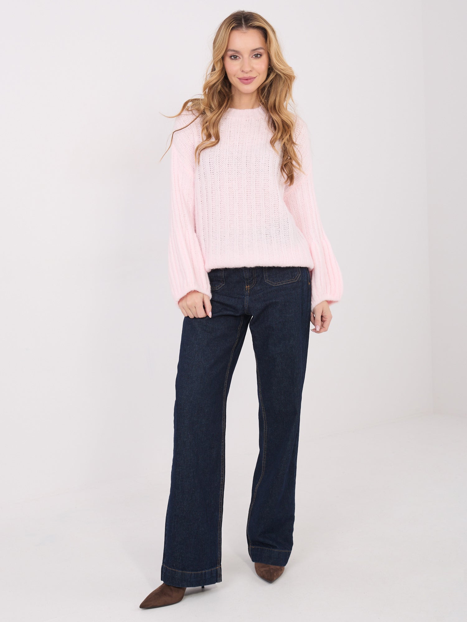 Jasnoróżowy sweter oversize o grubym splocie