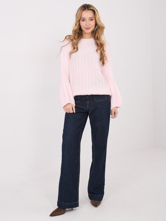 Jasnoróżowy sweter oversize o grubym splocie