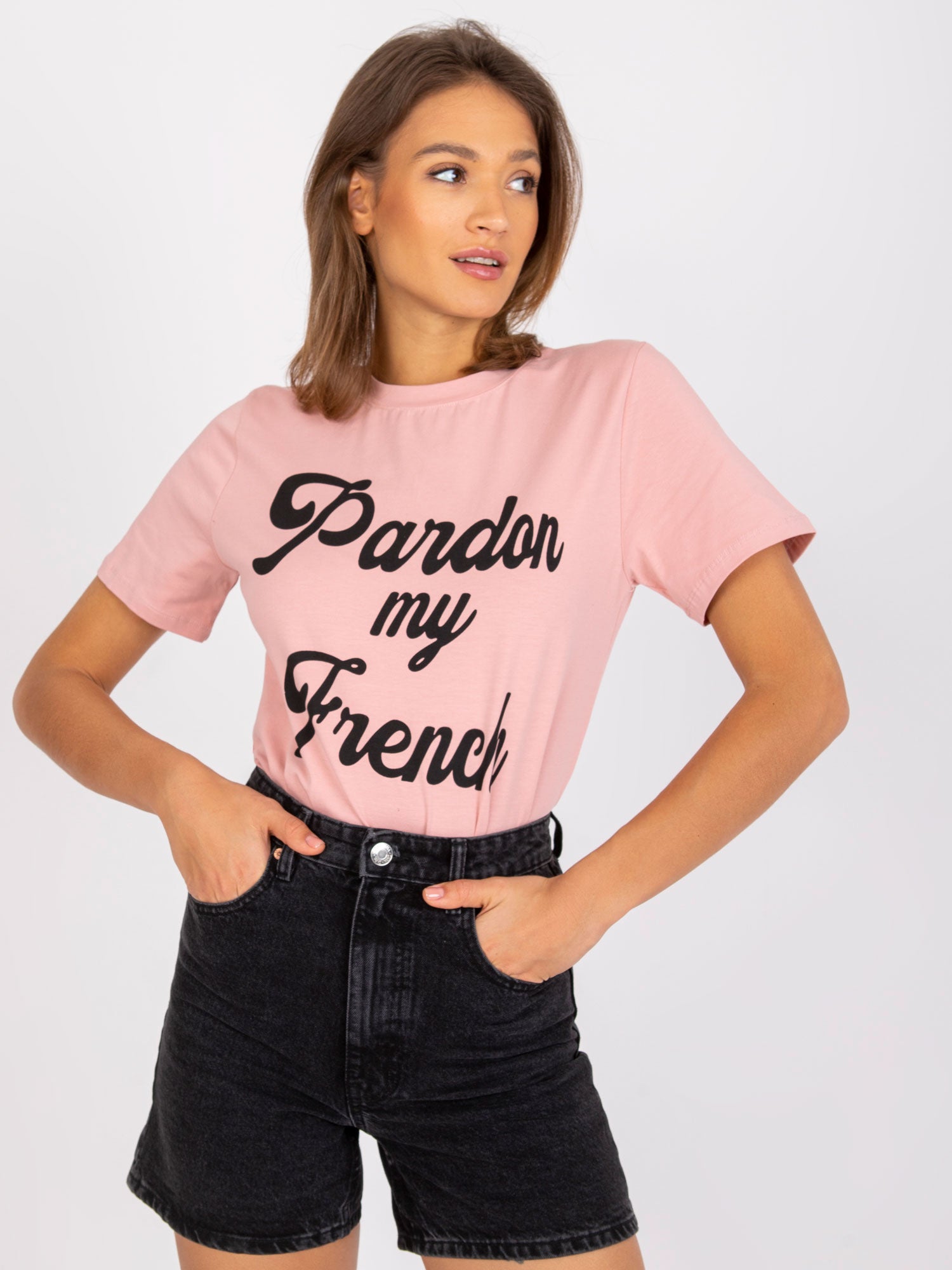 Jasnoróżowy t-shirt damski