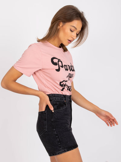 Jasnoróżowy t-shirt damski