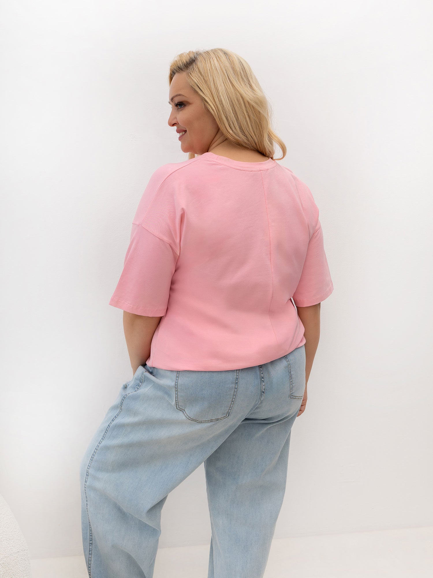 Jasnoróżowy damski t-shirt plus size z haftem