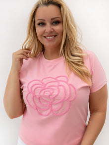 Jasnoróżowy t-shirt plus size z kwiatowym motywem