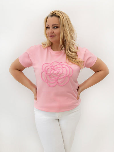 Jasnoróżowy t-shirt plus size z kwiatowym motywem