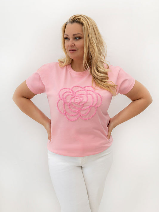 Jasnoróżowy t-shirt plus size z kwiatowym motywem