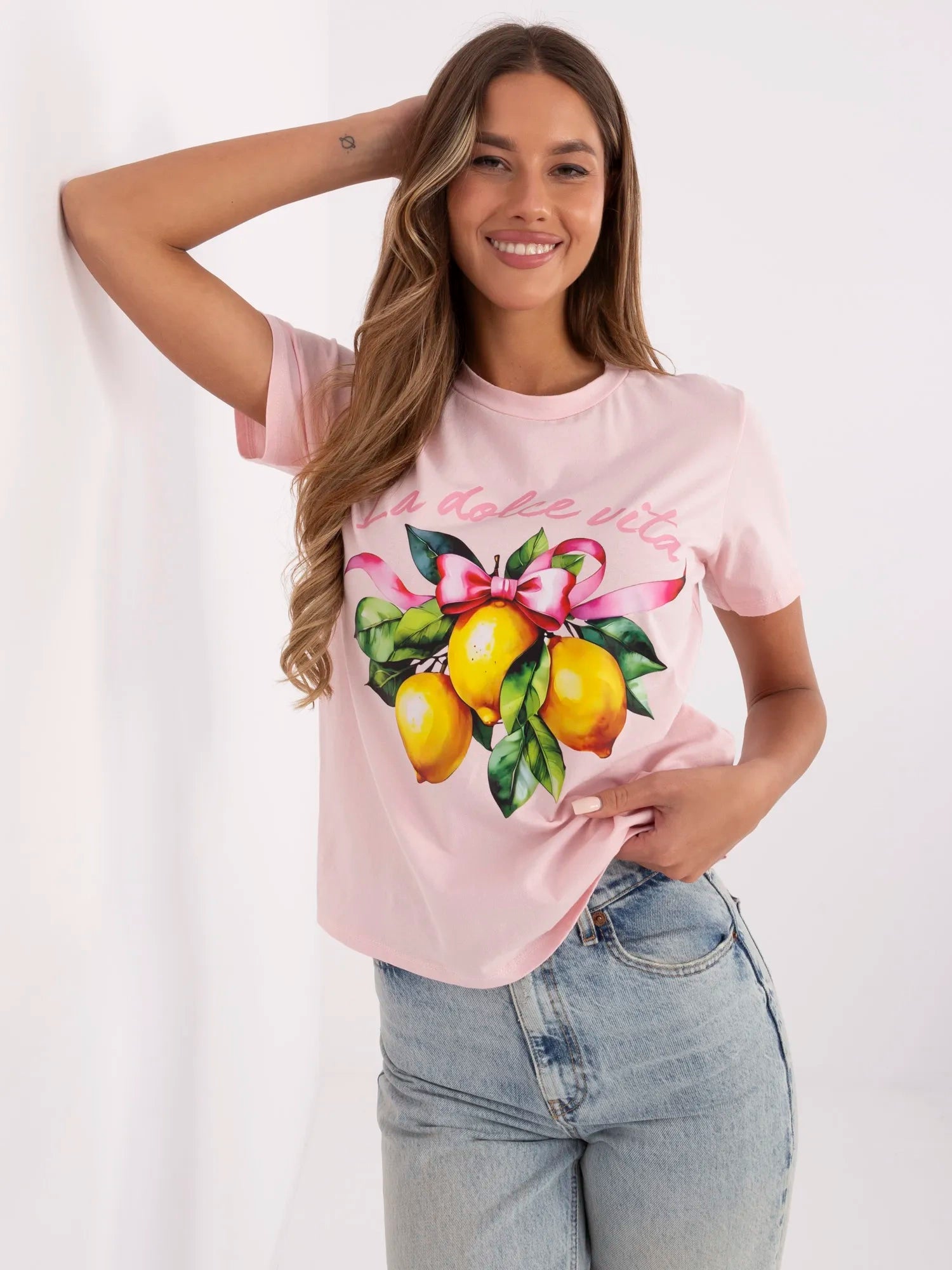 Jasnoróżowy damski t-shirt z napisem
