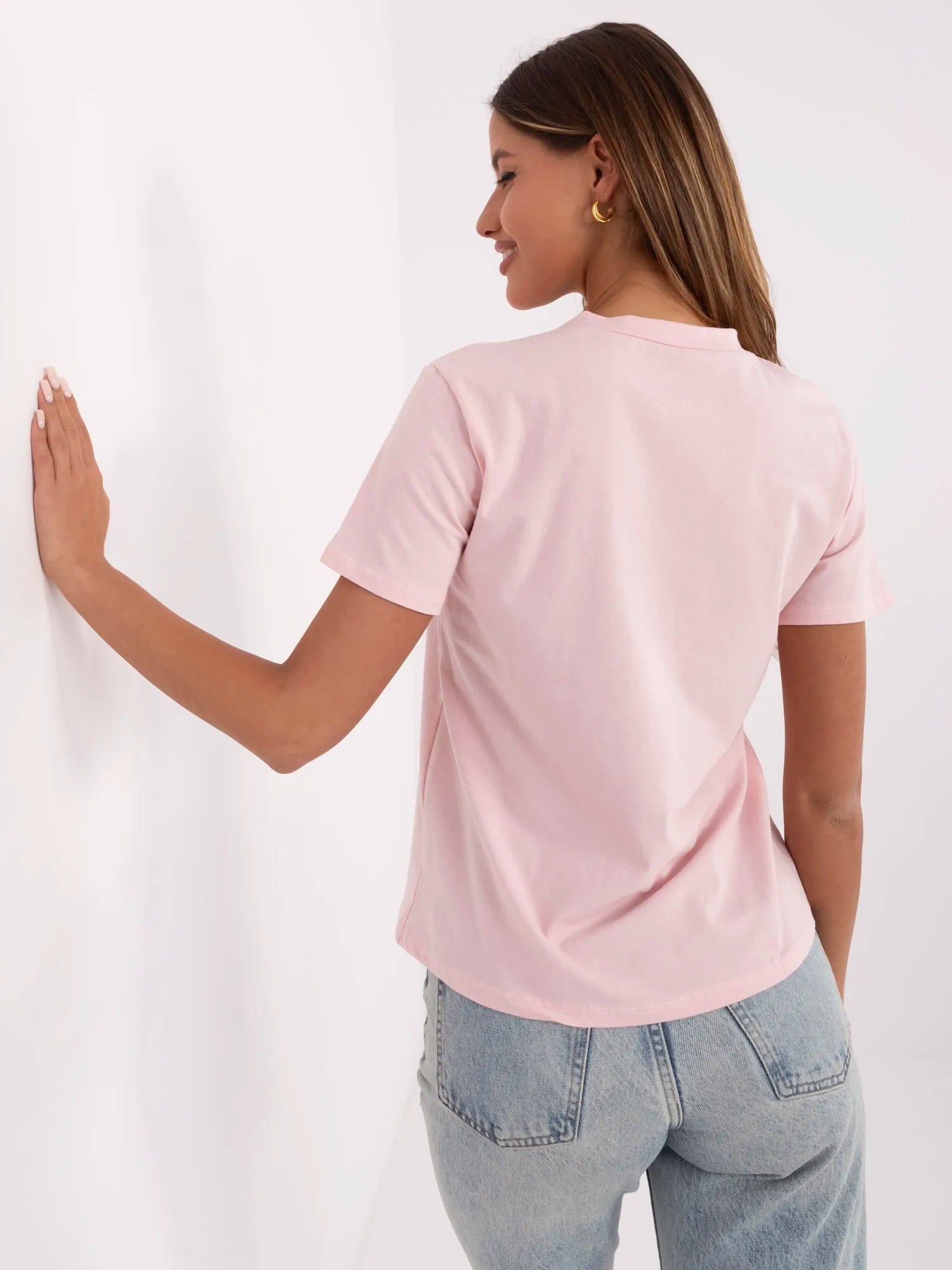 Jasnoróżowy damski t-shirt z napisem