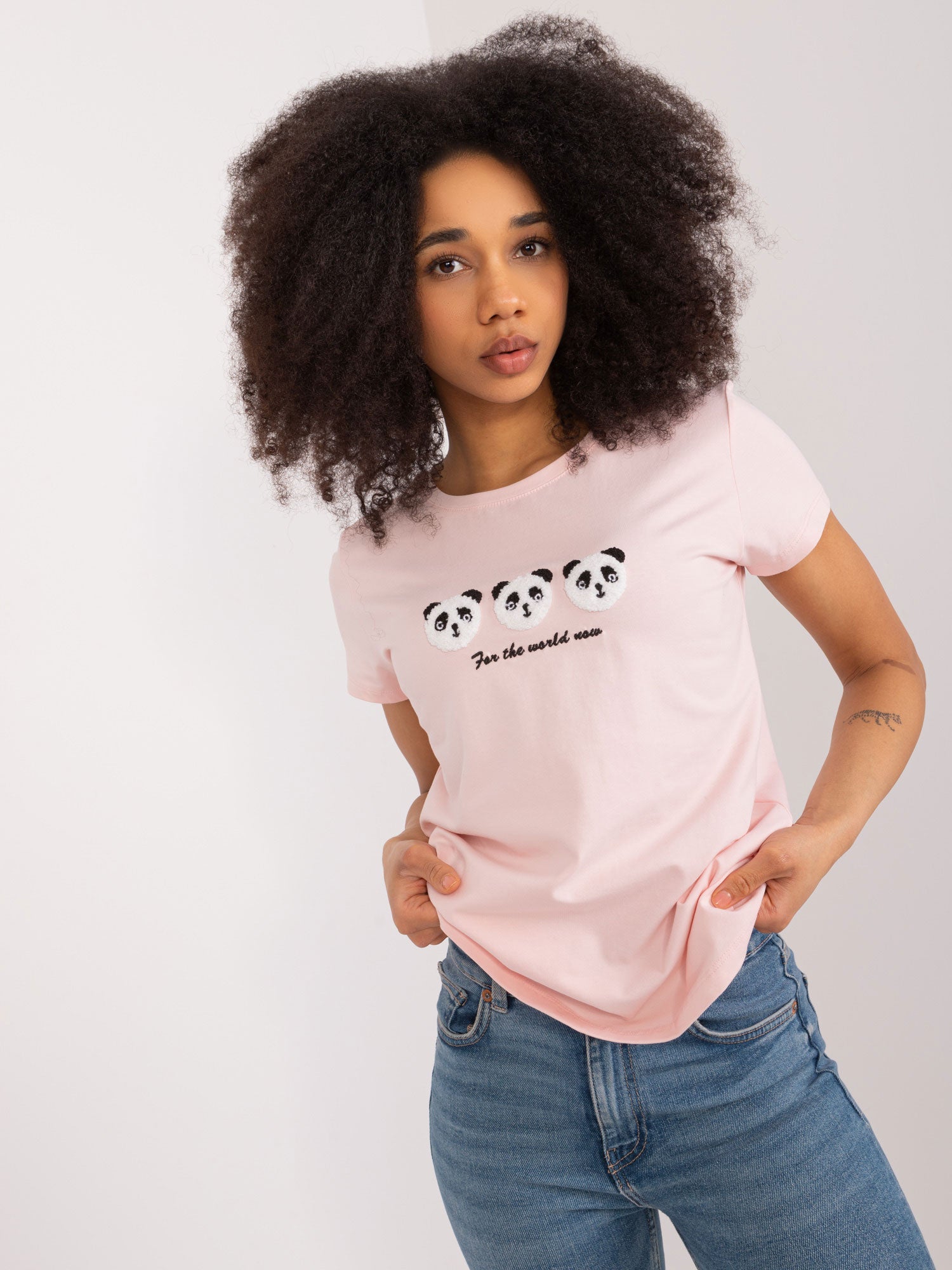 BASIC FEEL GOOD Jasnoróżowy t-shirt z napisem