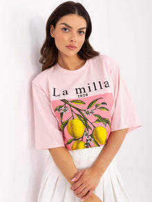 Jasnoróżowy damski t-shirt oversize z napisami
