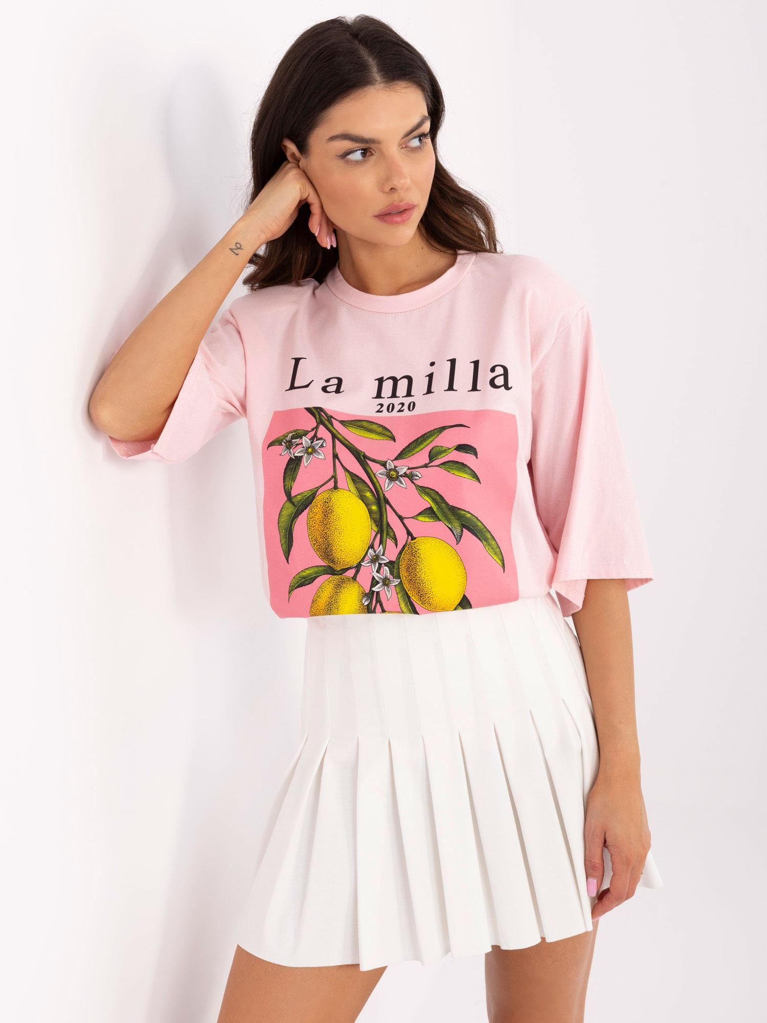 Jasnoróżowy damski t-shirt oversize z napisami