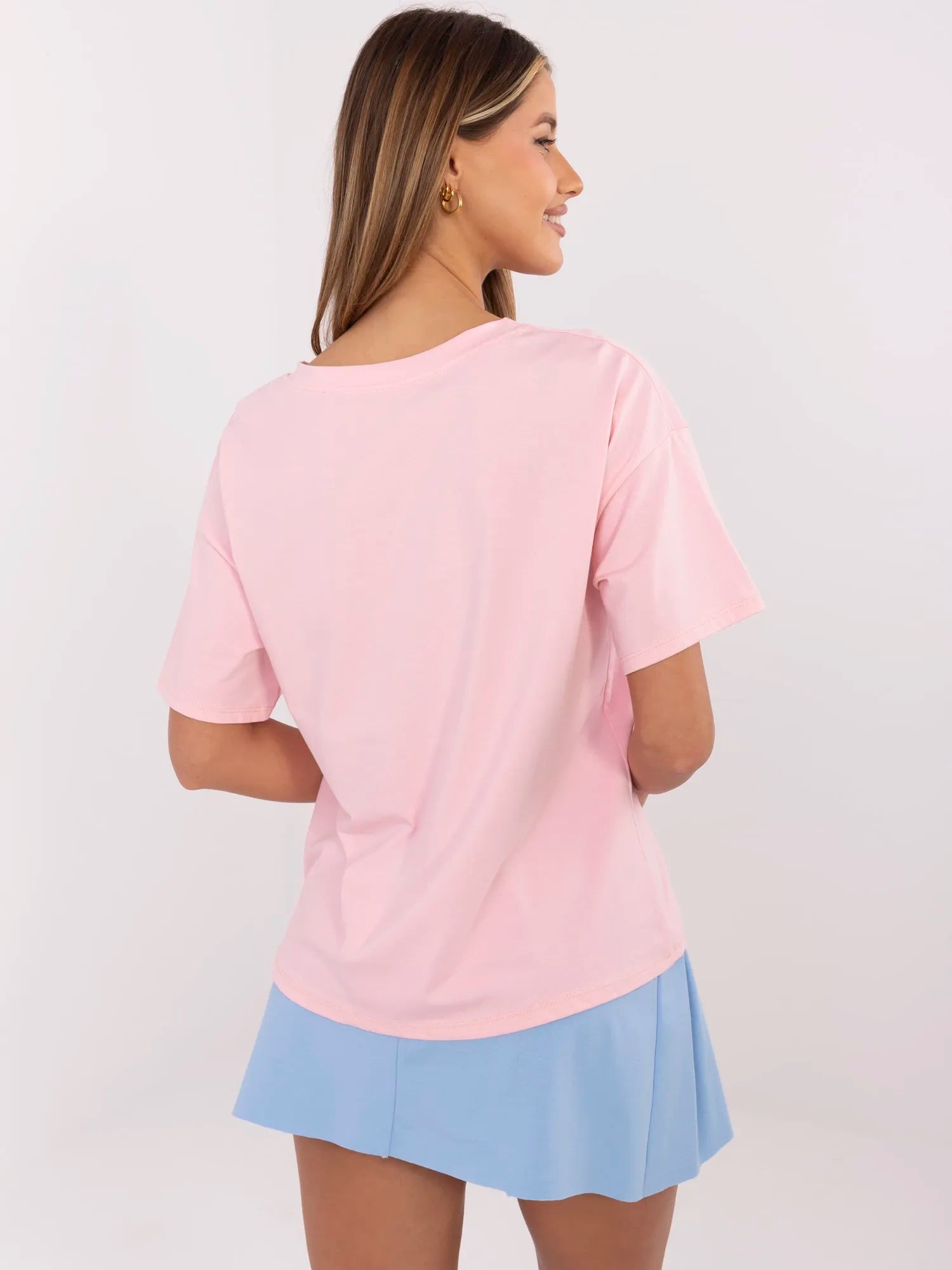 Jasnoróżowy damski t-shirt z napisem
