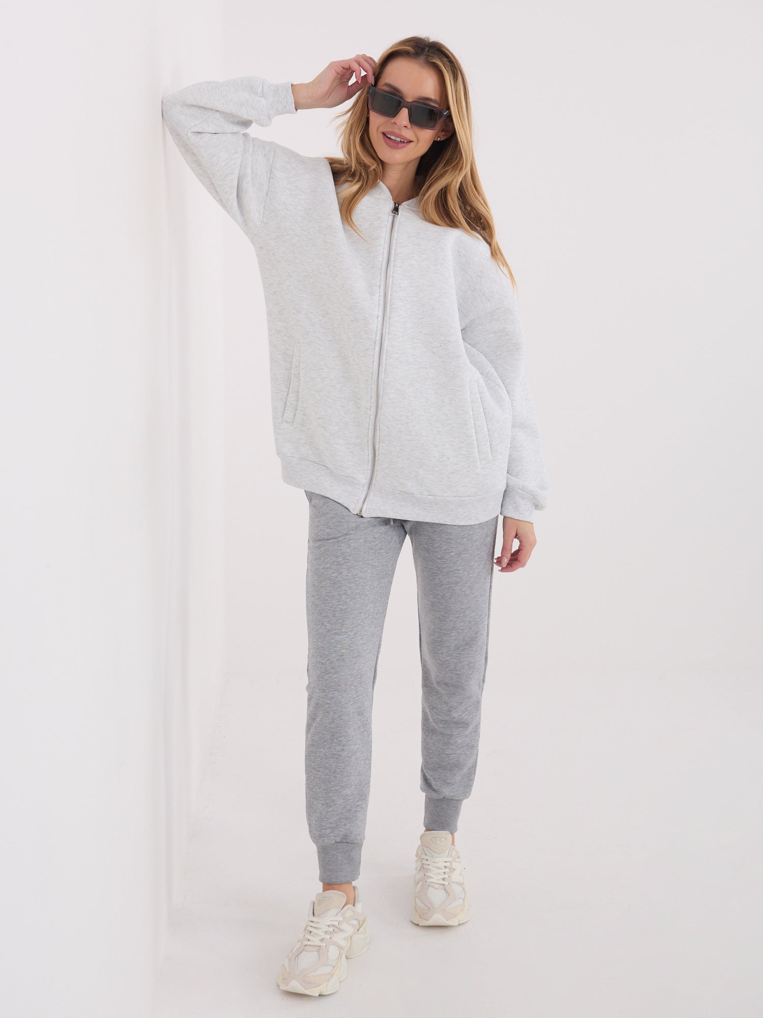 Jasnoszara damska bluza basic z suwakiem