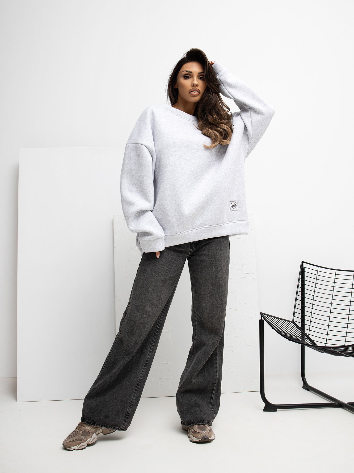 RUE PARIS Jasnoszara bluza oversize z naszywką