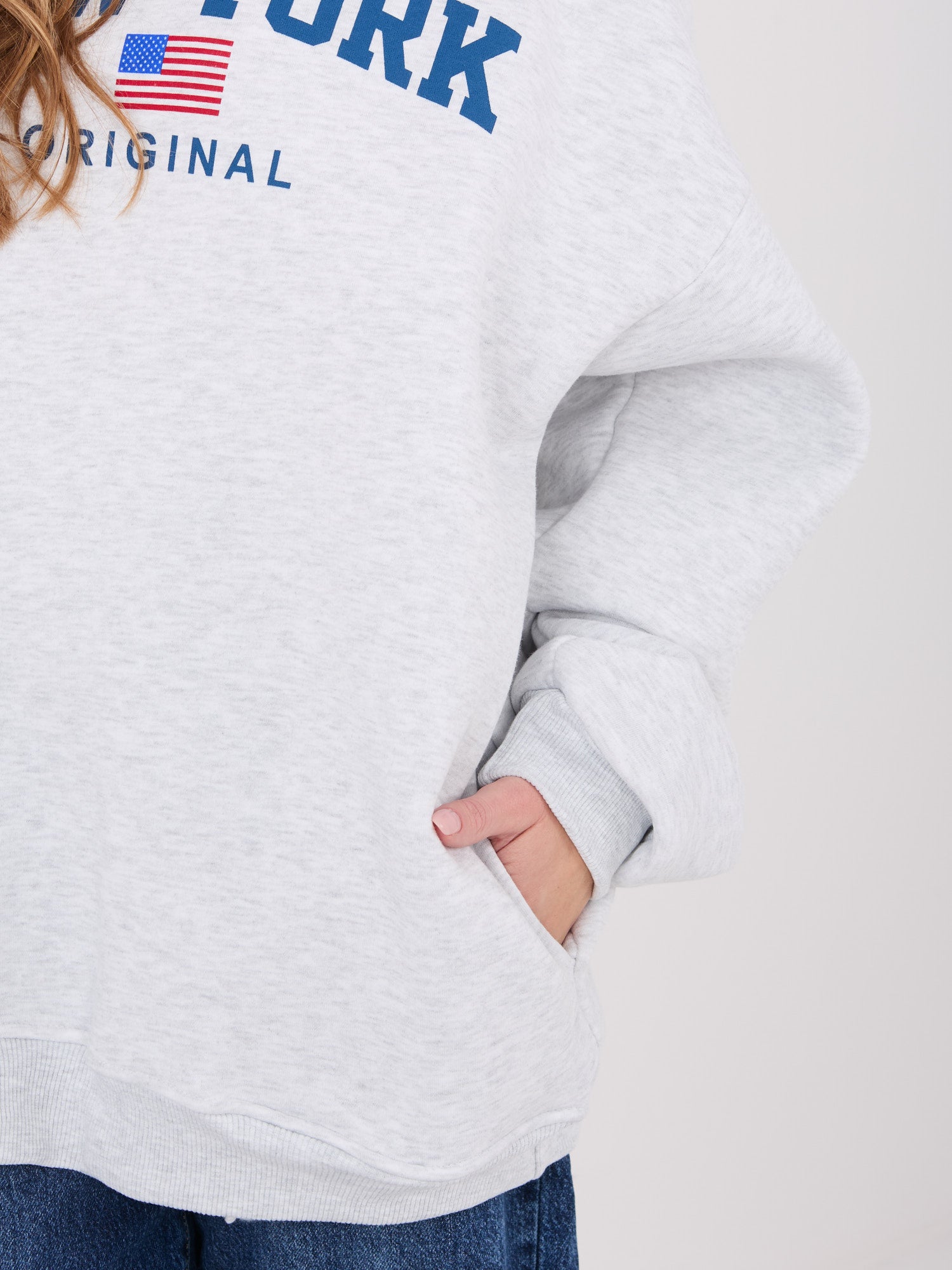 Jasnoszara dresowa bluza oversize z nadrukiem