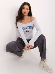 Jasnoszara bluzka hiszpanka z napisem Boston