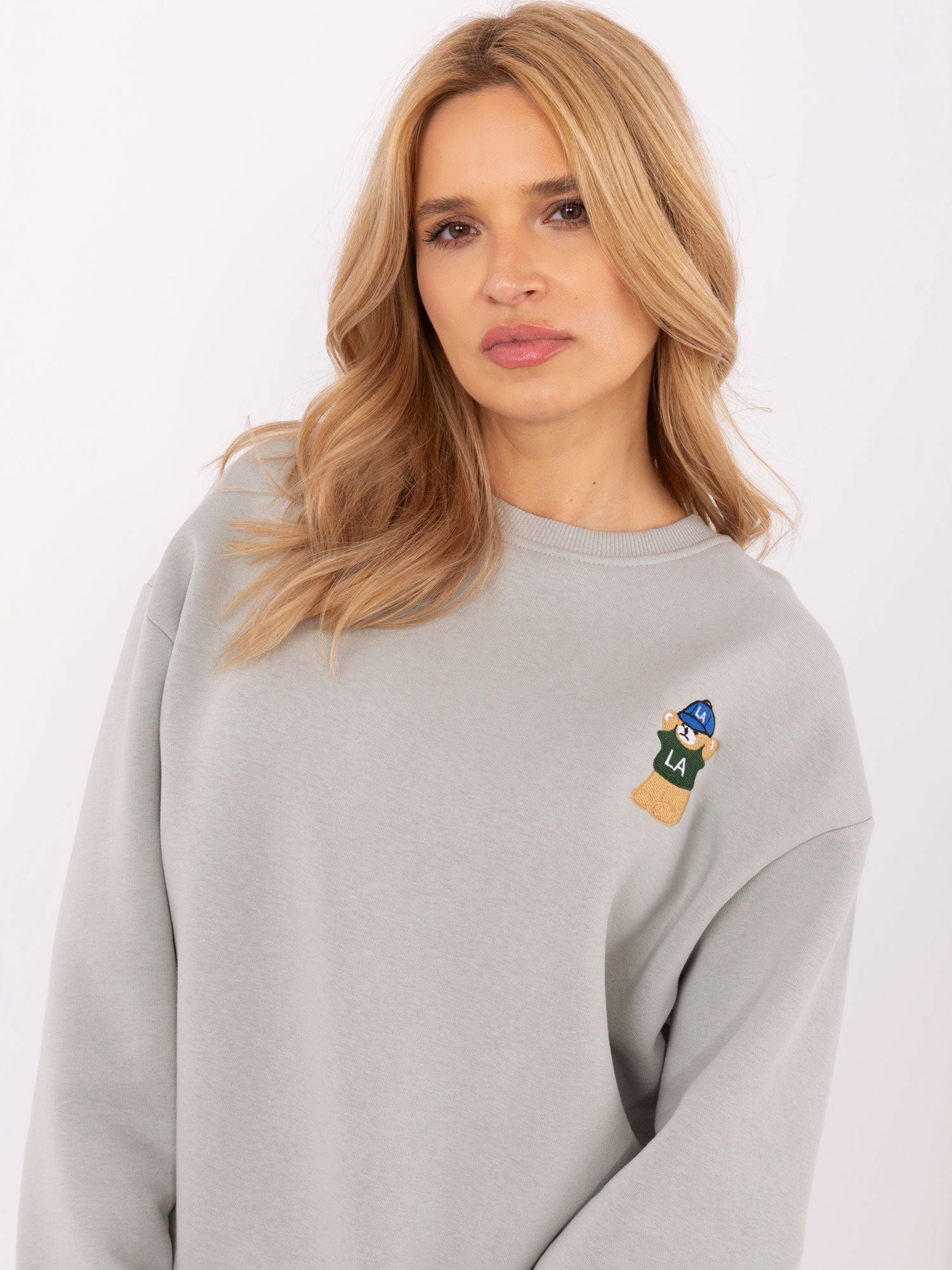 Jasnoszara dresowa bluza oversize z naszywką misia