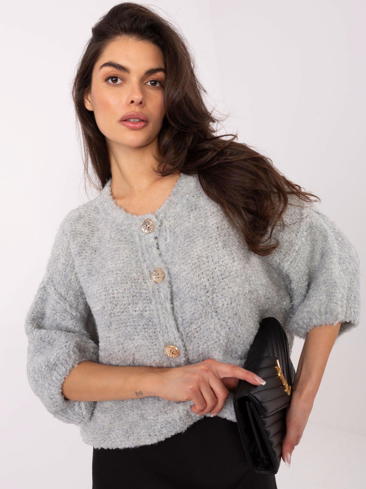 Jasnoszary damski sweter boucle z rękawem 3/4