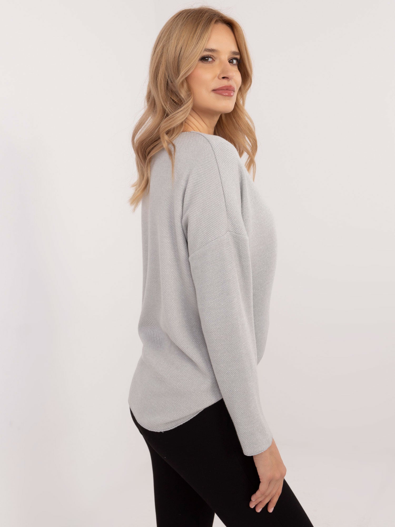 Jasnoszary sweter oversize w jednolitym kolorze