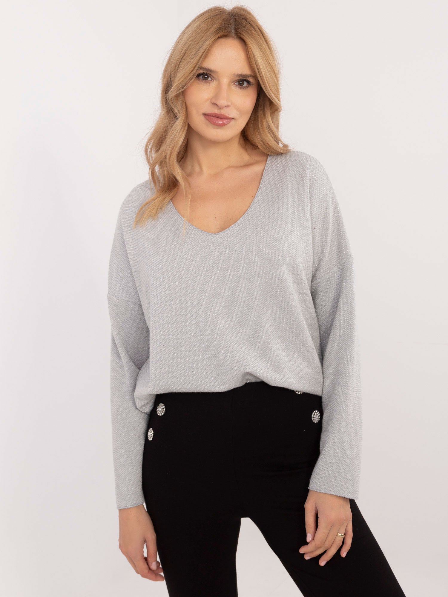 Jasnoszary sweter oversize w jednolitym kolorze