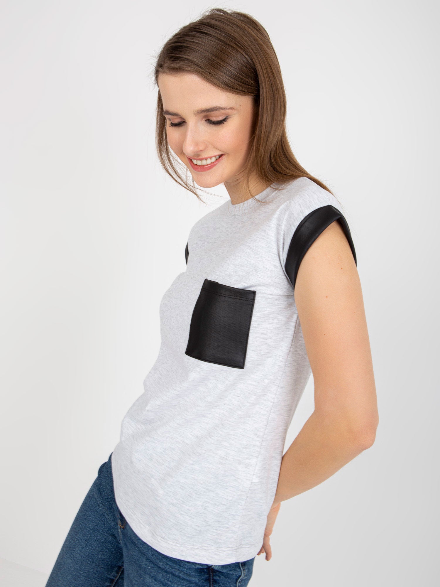 Jasnoszary melanżowy bawełniany t-shirt z kieszenią
