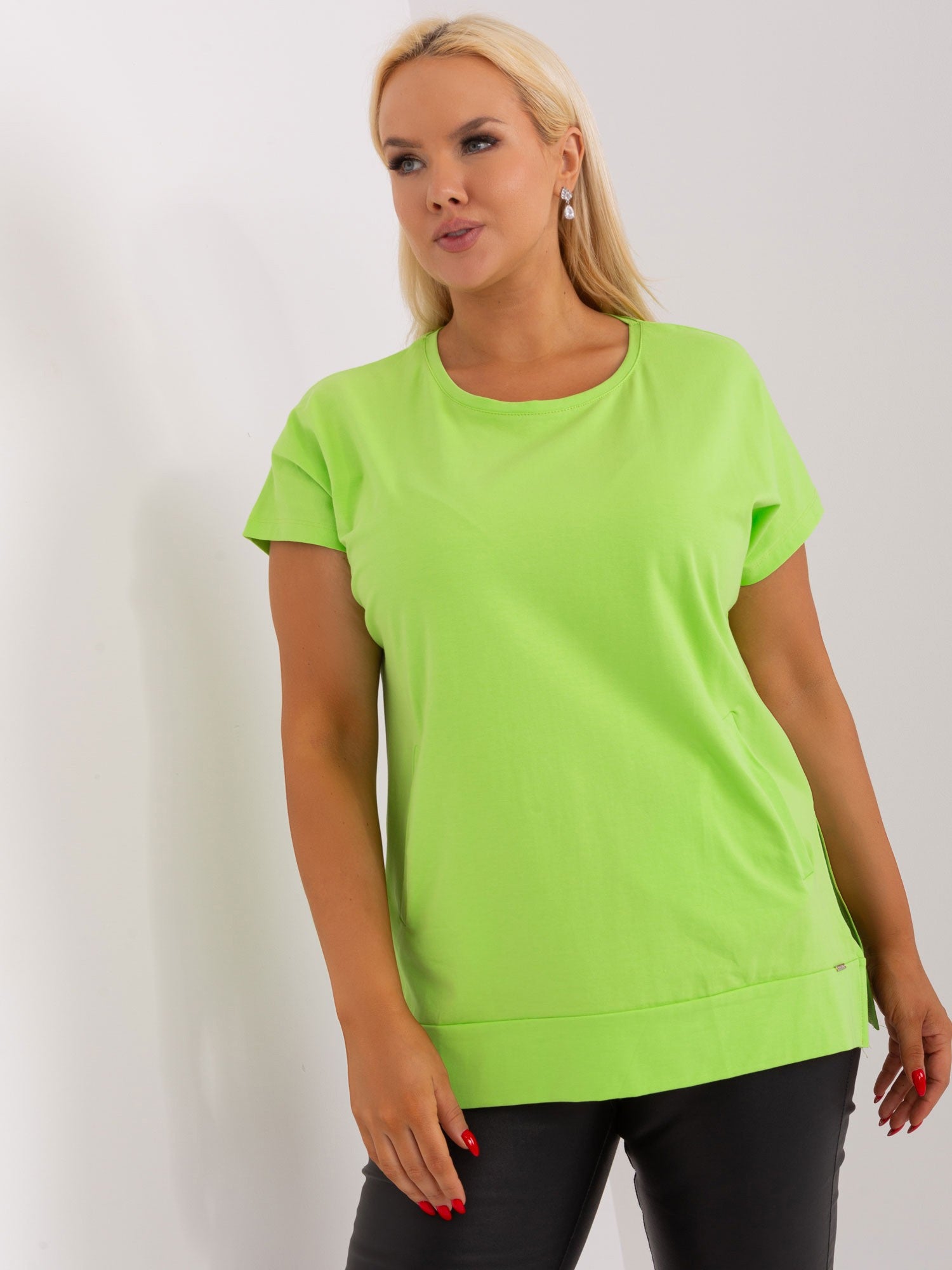 Jasnozielona bluzka basic plus size z kieszeniami