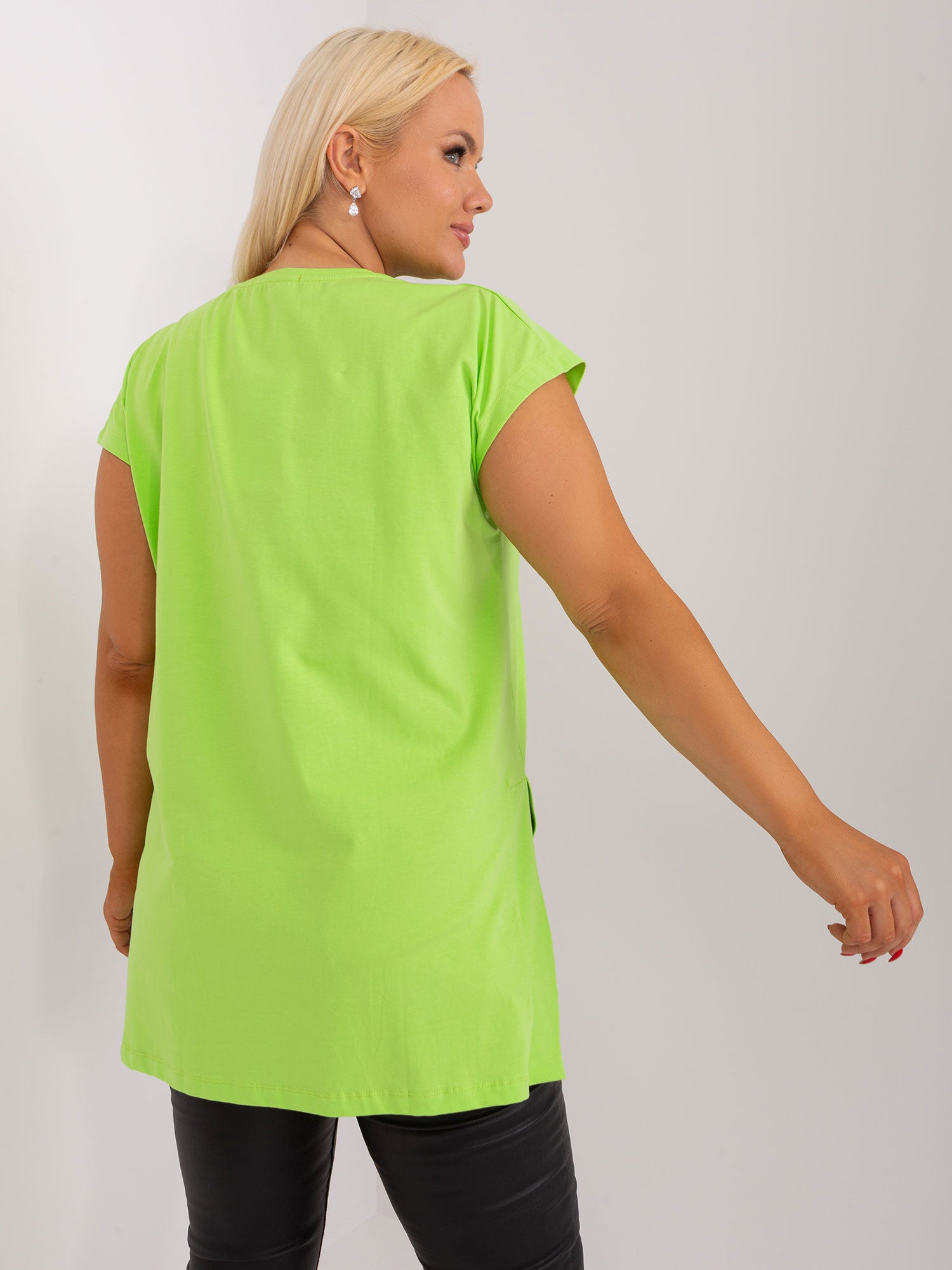 Jasnozielona bluzka basic plus size z dłuższym tyłem