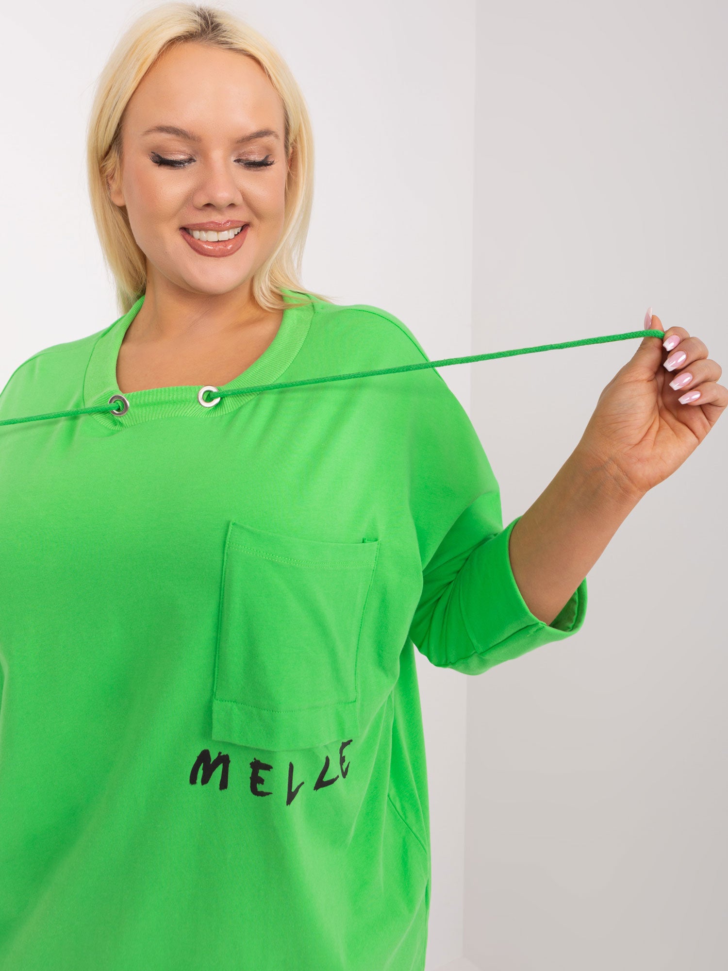 Jasnozielona luźna bluzka plus size z kieszenią