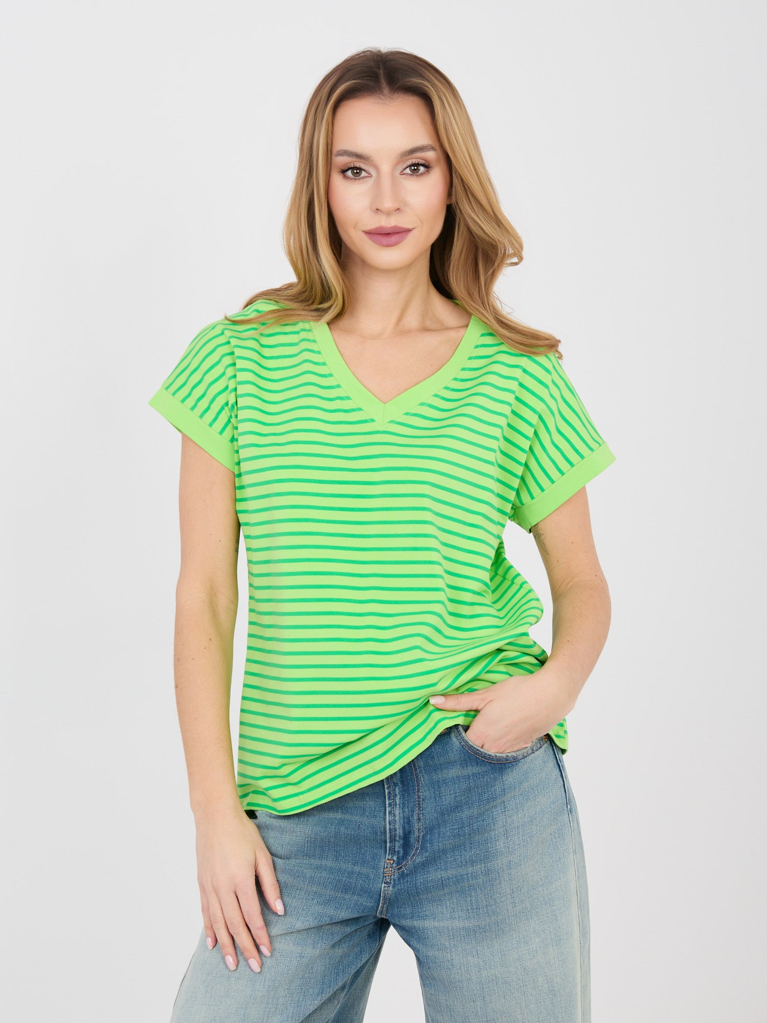 Jasnozielony damski t-shirt oversize z dekoltem V