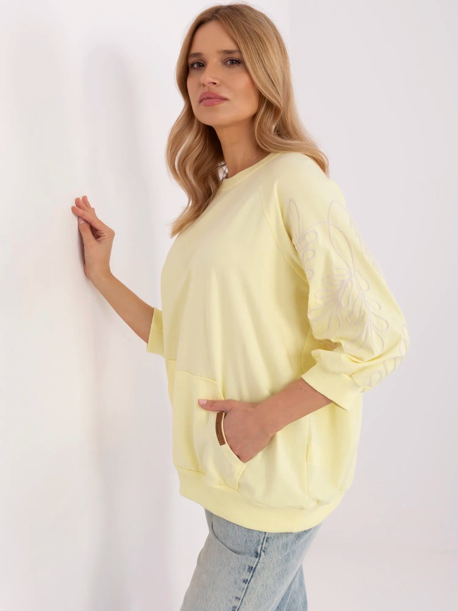 RUE PARIS Jasnożółta bluza kangurka z haftem na rękawach