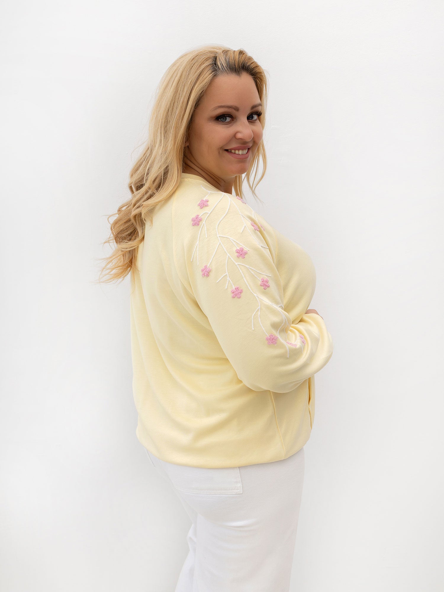 Jasnożółta damska bluza plus size bez kaptura