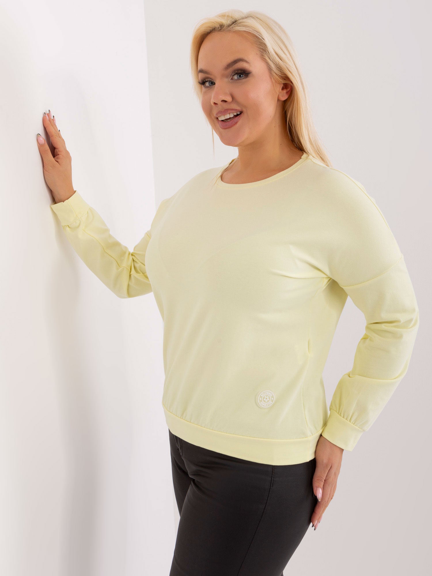 Jasnożółta bluzka plus size z okrągłym dekoltem