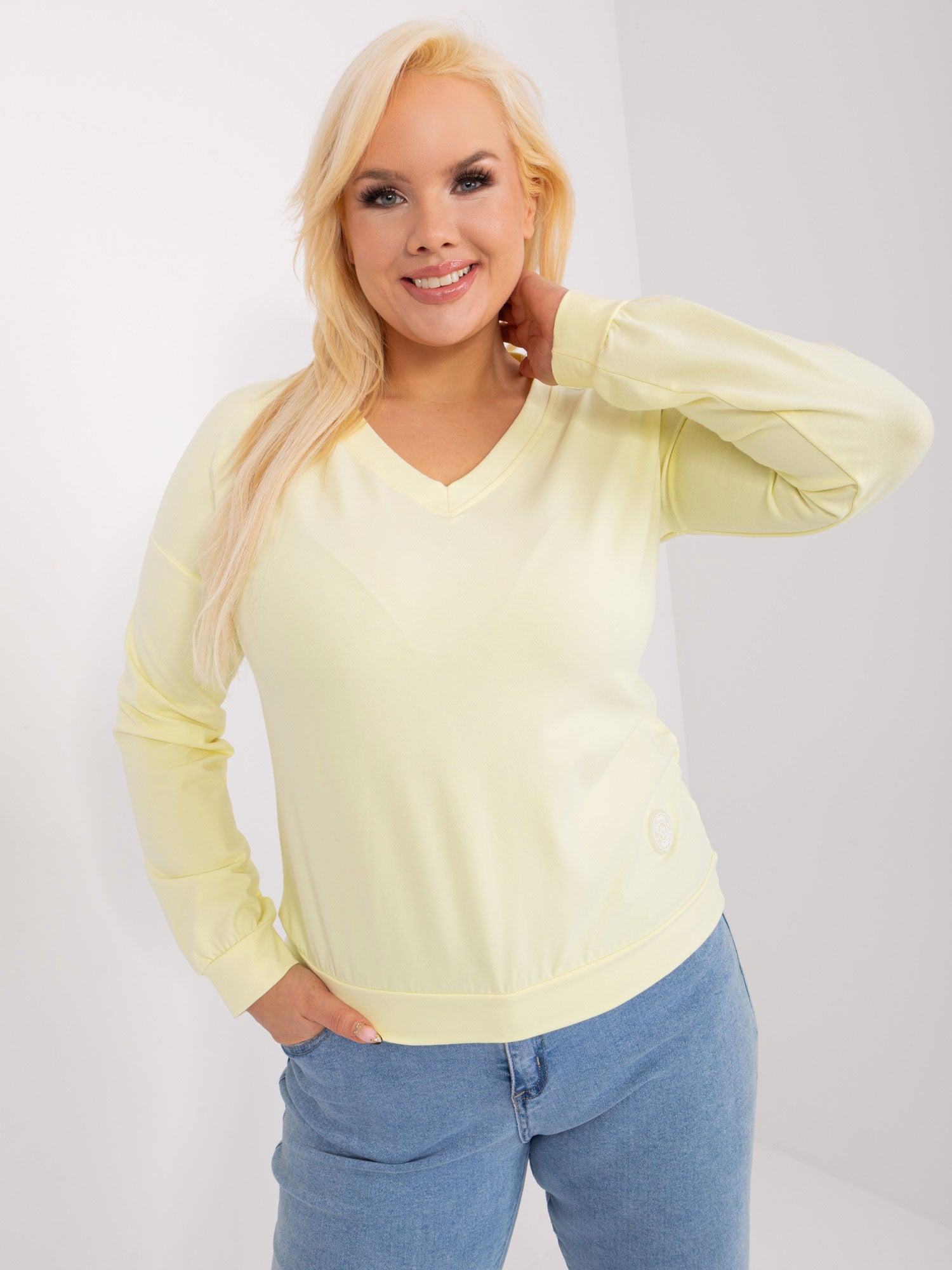 Jasnożółta damska bluzka plus size z naszywką