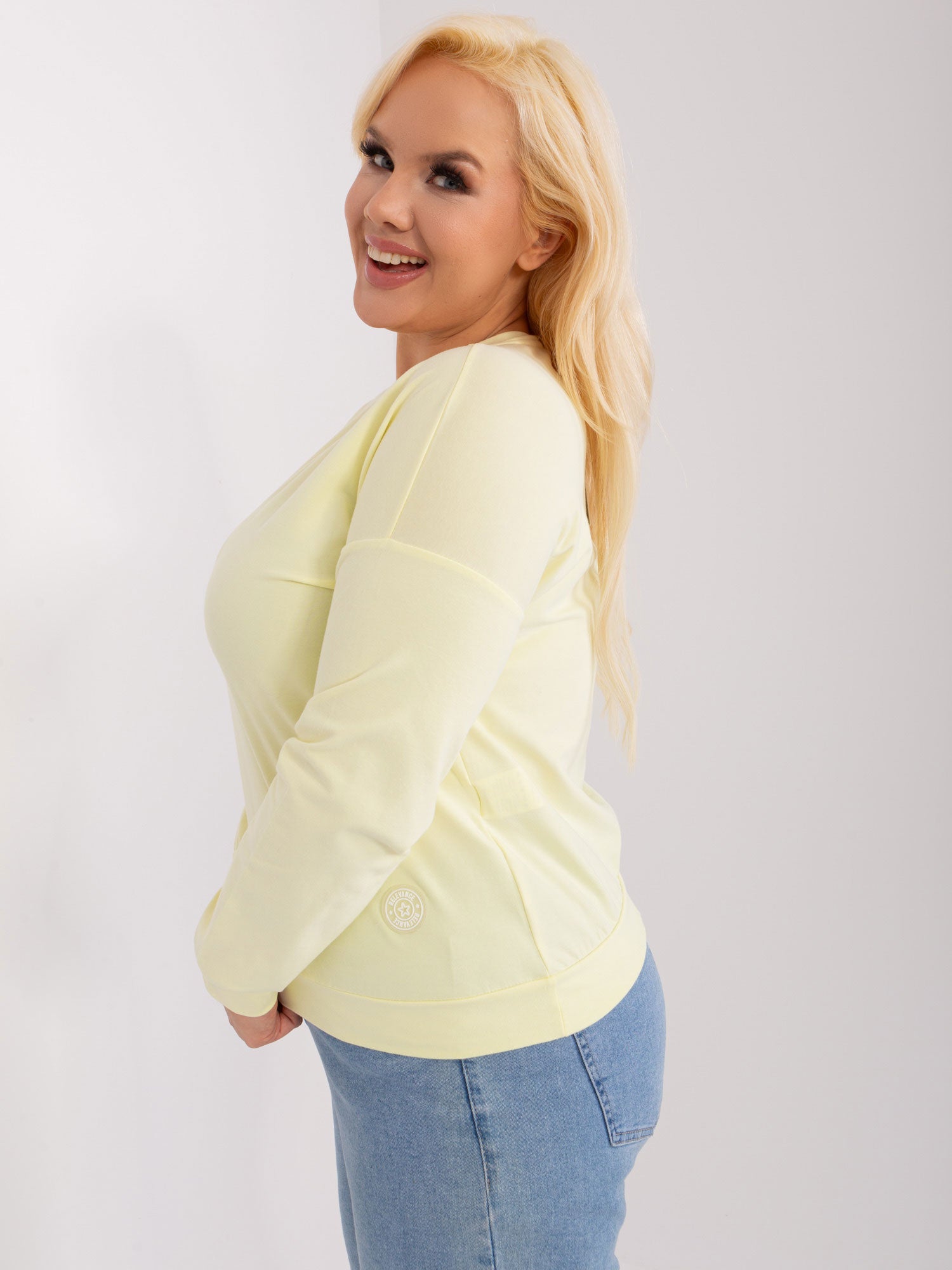 Jasnożółta damska bluzka plus size z naszywką