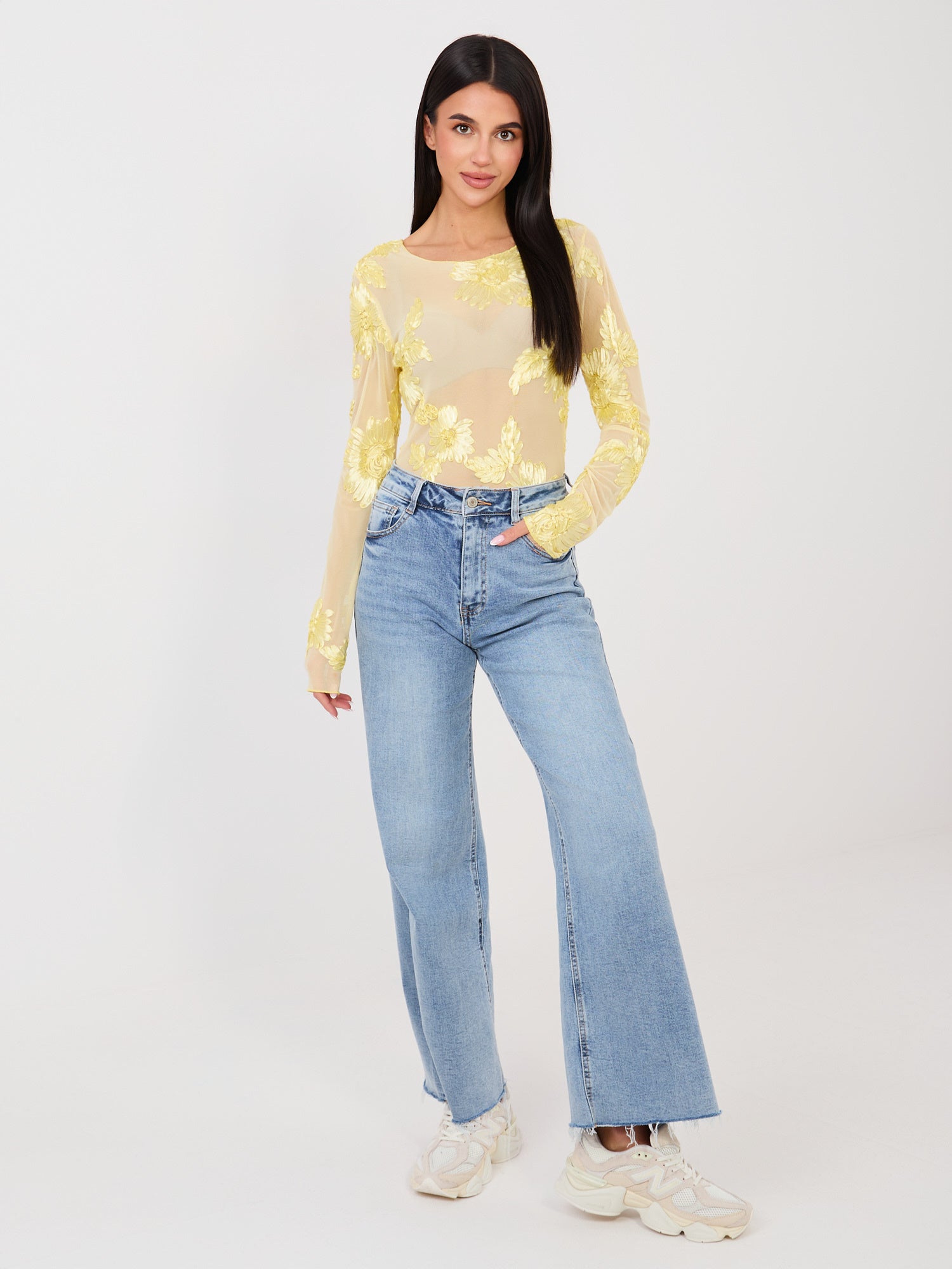 Jasnożółta damska bluzka z kwiatową aplikacją 3D