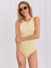 RUE PARIS Jasnożółte body basic z zapięciem na haftki