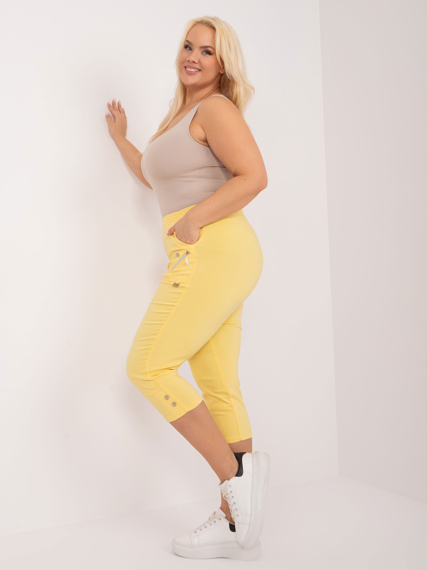 Jasnożółte spodnie rybaczki plus size z kieszeniami
