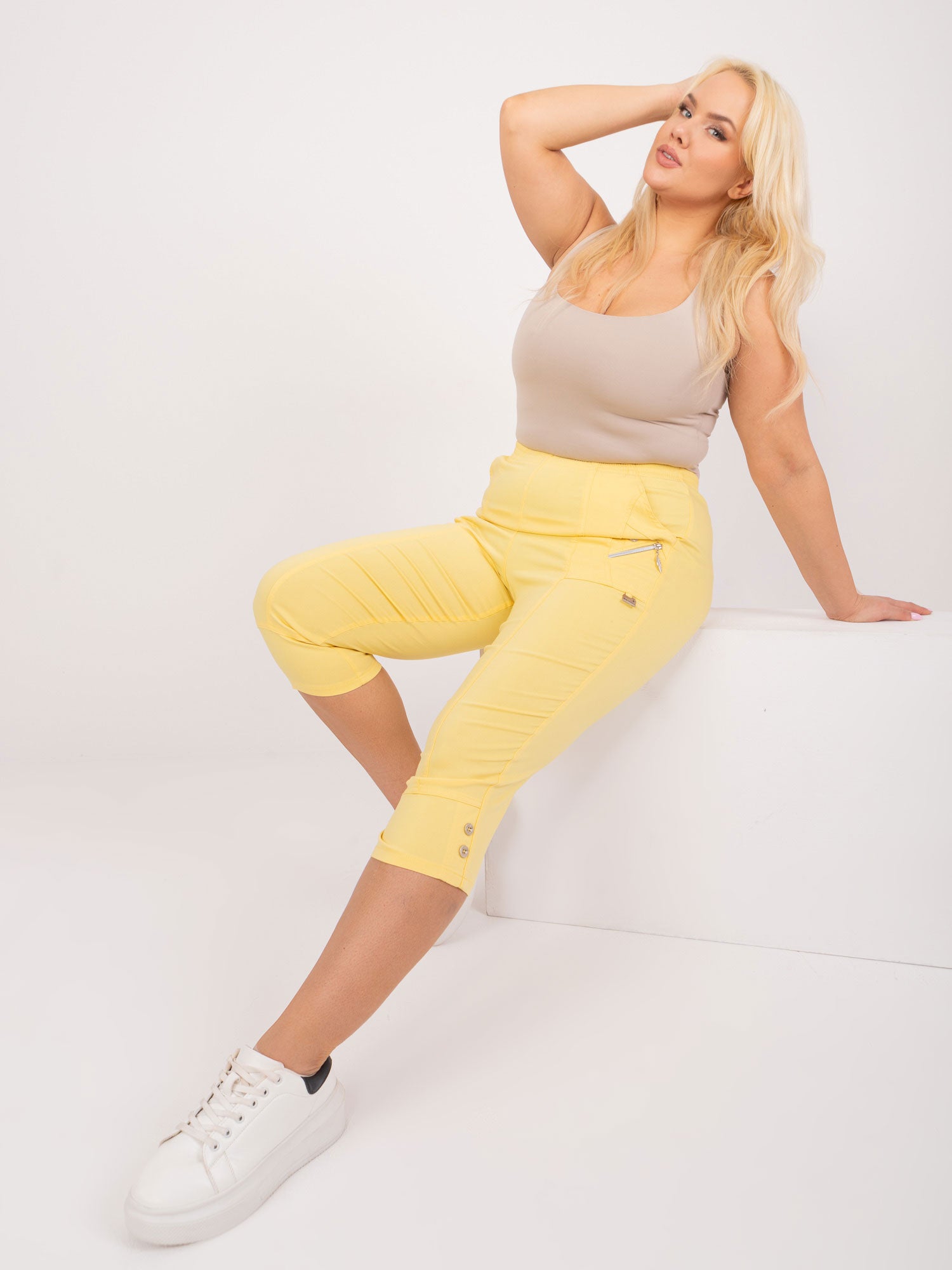 Jasnożółte spodnie rybaczki plus size z kieszeniami
