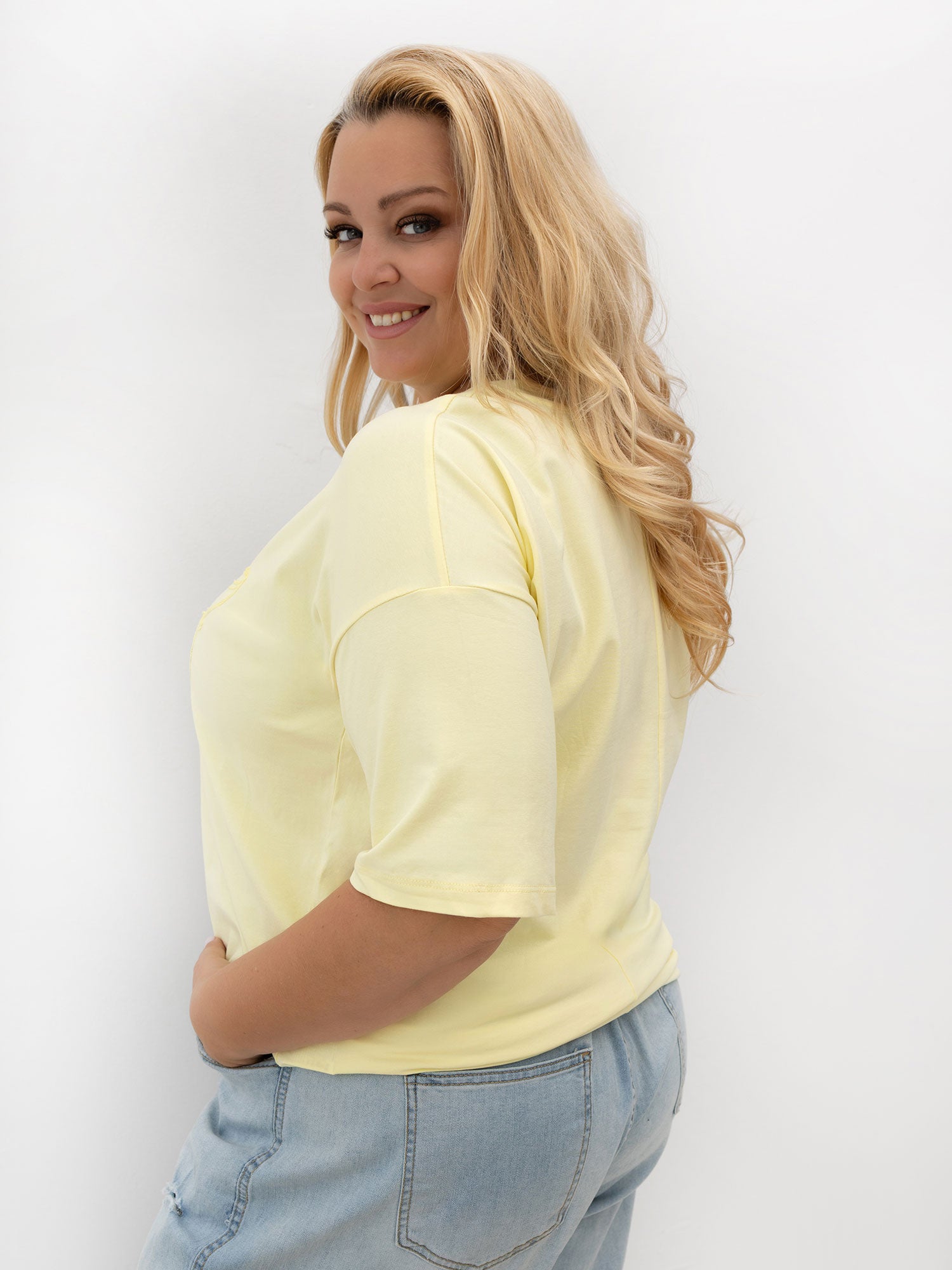 Jasnożółty t-shirt plus size z okrągłym dekoltem